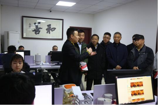 利用一天时间对永清县冀作核雕产业进行了考评,县委副书记周浩,副县长