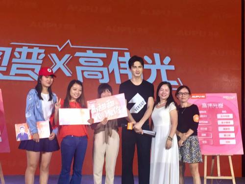 高伟光与粉丝合影