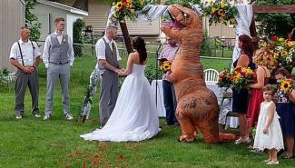 姐姐举行婚礼 妹妹穿恐龙装祝贺 