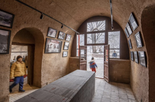 由老窑洞改造的村史馆
Old cave dwellings transformed into Village History Exhibition Hall