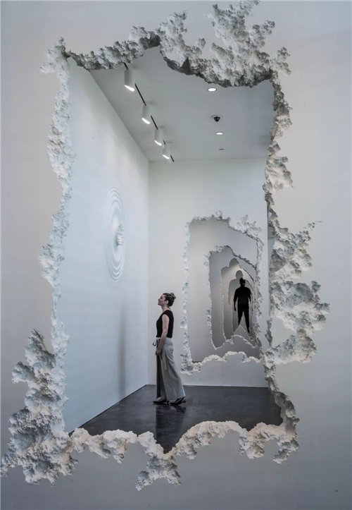 丹尼尔·阿尔轩《开凿之墙》，2016年，图片致谢艺术家与贝浩登画廊
