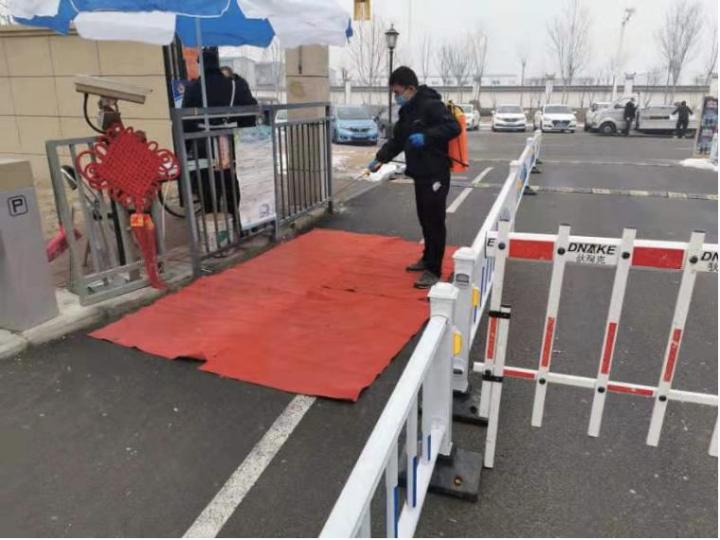 首开物业旗下望京物业廊坊分公司悦安家园项目对地垫进行定时消毒