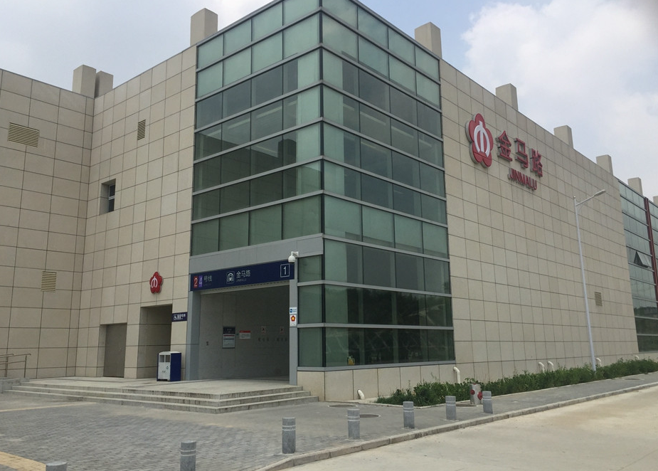 项目紧邻二号线和四号线金马路地铁站