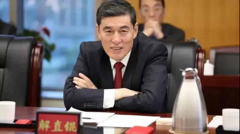 中融信托:“植”已无木|地产信托之雷④ 乐居财经 08-25 07:33 中植企业集团有限公司董事局主席 解直锟中植企业集团有限公司董事局主席 解直锟 乐居财经 张丹 发自北京 说起中融信托,必然