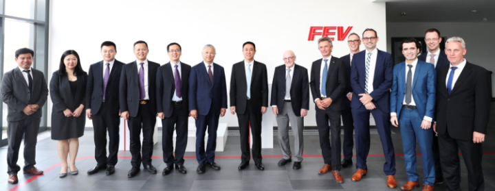 许家印一行与Franz Pischinger及FEV高管团队合影