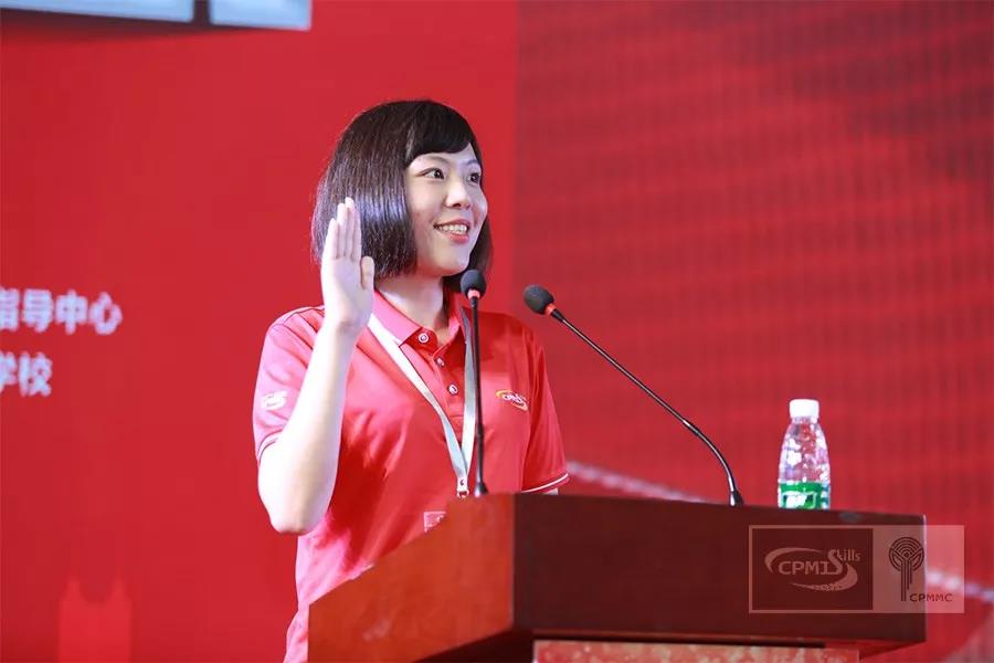 决赛选手代表邸迪宣誓