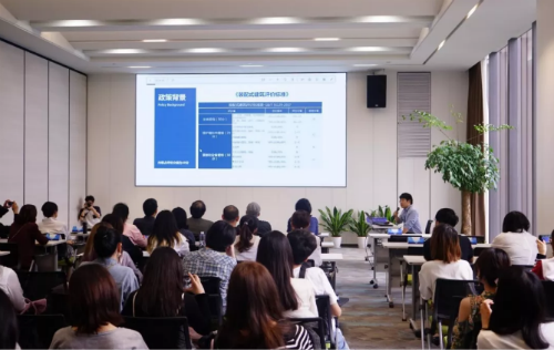 ▲参加联合毕业设计的师生在浙江亚厦中心聆听专家介绍
