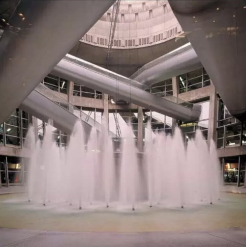 戴高乐航站楼里的喷泉