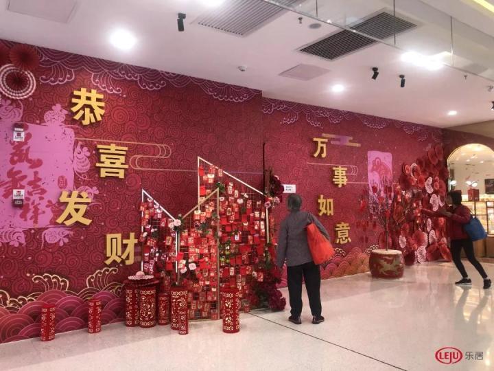 | 海珠万达广场商场内部摆放了许多装饰物料，吸引了消费者观看、合影。
