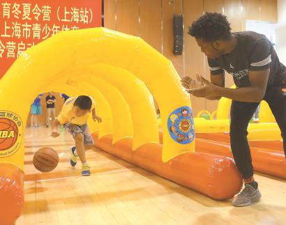 ?孩子們在全國青少年體育冬夏令營中玩趣味籃球。