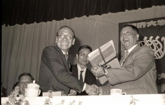 1985年10月24日，同济大学在一二九礼堂举行隆重的授证仪式，向贝聿铭先生（左）颁授同济大学名誉教授证书，这是贝先生在我国接受的第一个名誉学衔。