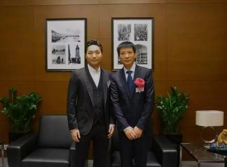  ▲陈家荣与美图创始人蔡文胜。图片来自网络。