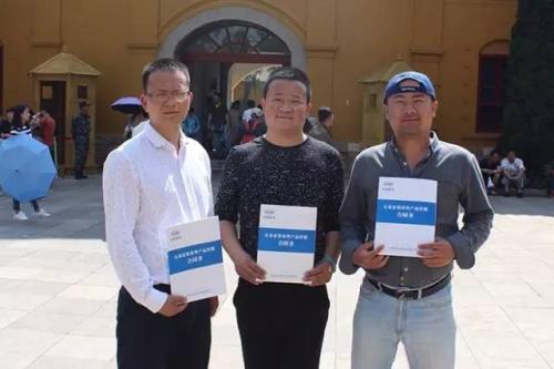 水性科天区域经理金永森与经销商陈其强,马兵福合影