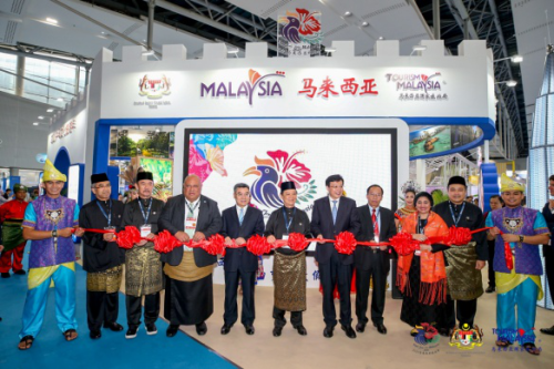   马来西亚国家旅游局局长拿督慕沙尤索夫（左二），马来西亚国家旅游局主席拿督阿末沙 （左三），汤加副首相兼基础设施和旅游大臣塞米西•西卡（左四），广东省文化和旅游厅党组书记、厅长汪一洋（左五），马来西亚旅游、艺术及文化部长拿督莫哈末丁可达比（中），广东省委常委、省委宣传部部长傅华（右五），老挝信息、文化与旅游部副部长温团·考潘（右四），马来西亚旅游、艺术和文化部副秘书长拿督哈斯丽娜（右三），马来西亚驻广州总领事馆马振财总领事（右二）在马来西亚展位前举行了开幕剪彩仪式。