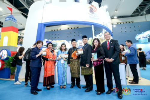  马来西亚旅游、艺术和文化部长拿督莫哈末丁可达比先生阁下参观各个马来西亚参展企业