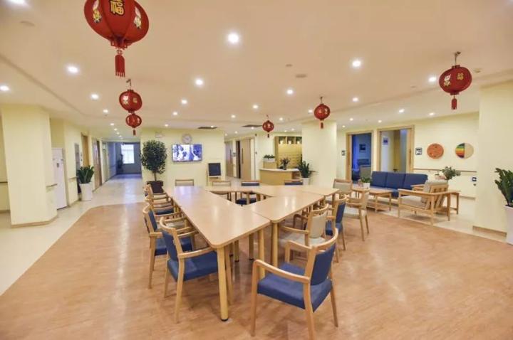 绿城暖君北山街道居家养老服务中心，收住失能长者，可为附近长者及居民提供就餐服务、居家日间照料（日托）并可上门服务。