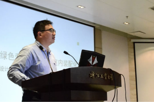 ▲浙江工业大学教务处副处长顾容教授代表承办高校致辞，欢迎国内著名高校师生和知名企业导师莅临浙江工业大学，预祝联合毕业设计中期检查汇报会圆满成功。