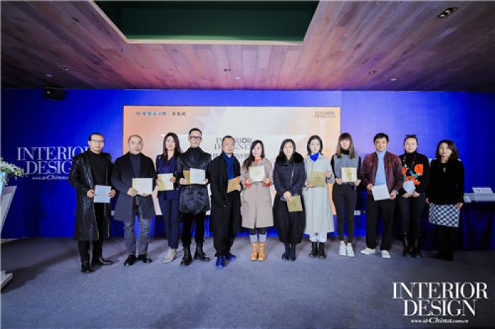 融创中国北京区域集团代表为入选榜单一星设计师的设计师、设计师代表颁奖