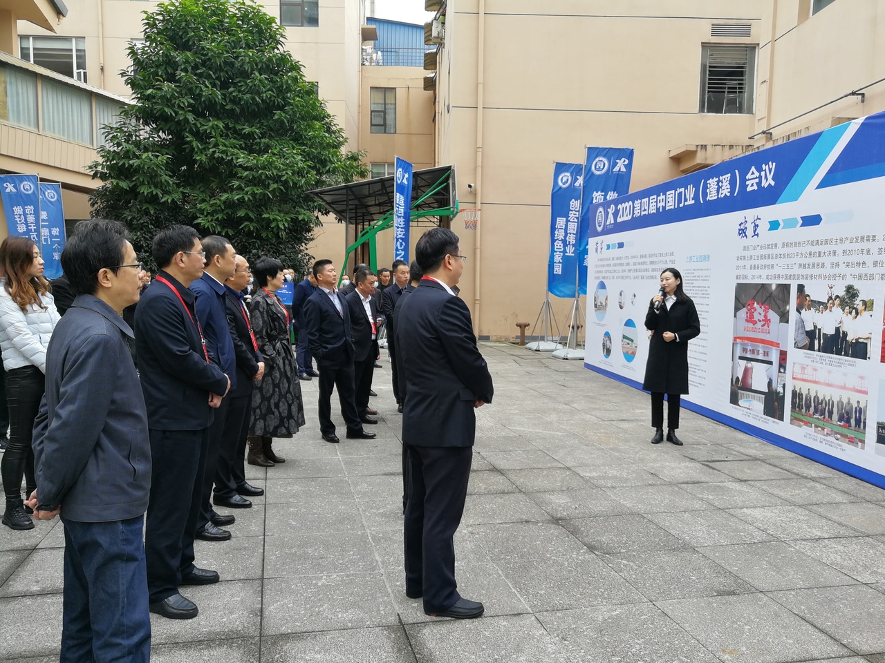 参观蓬溪门业发展历程展板