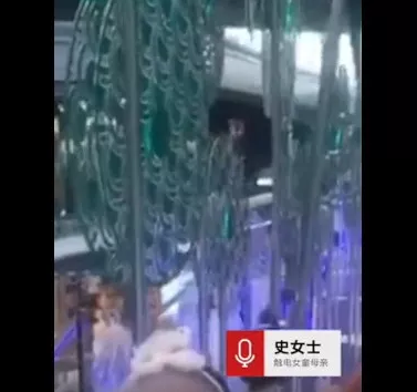 一女童商场内触电抽搐不止