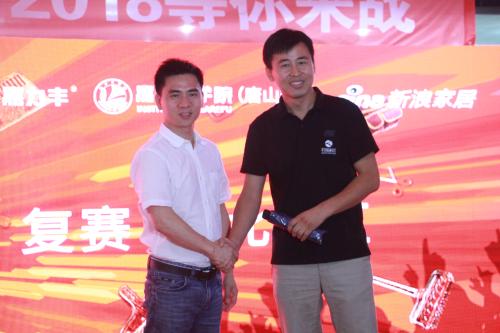 嘉力丰科技股份有限公司董事长 吴通明与当地商户代表合影
