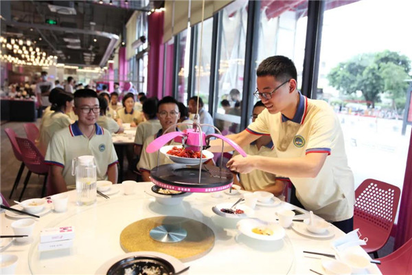 ▲ 杨国强邀请国华毕业生参观博智林机器人谷，

  并在天降美食王国机器人餐厅吃午餐