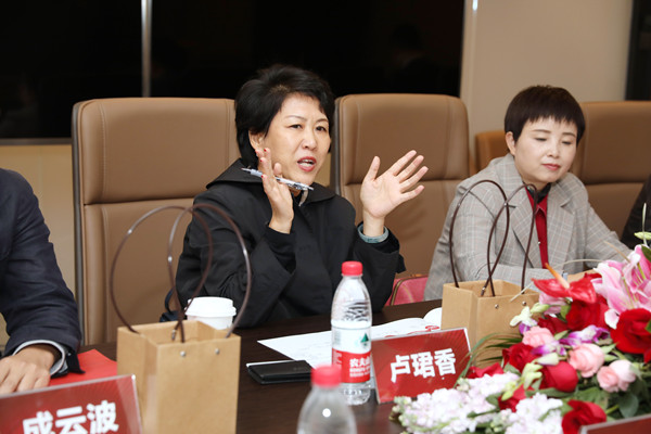 图为 成华区政府副区长卢珺香在座谈会上发表讲话