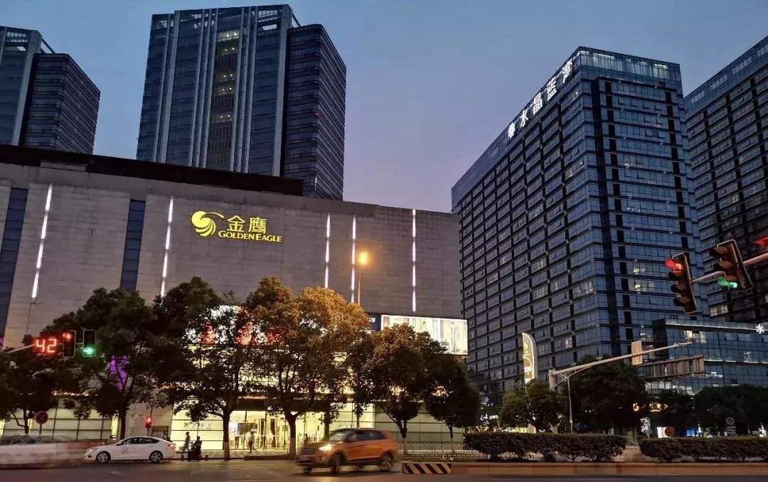 多家网红店涌现百家湖商圈