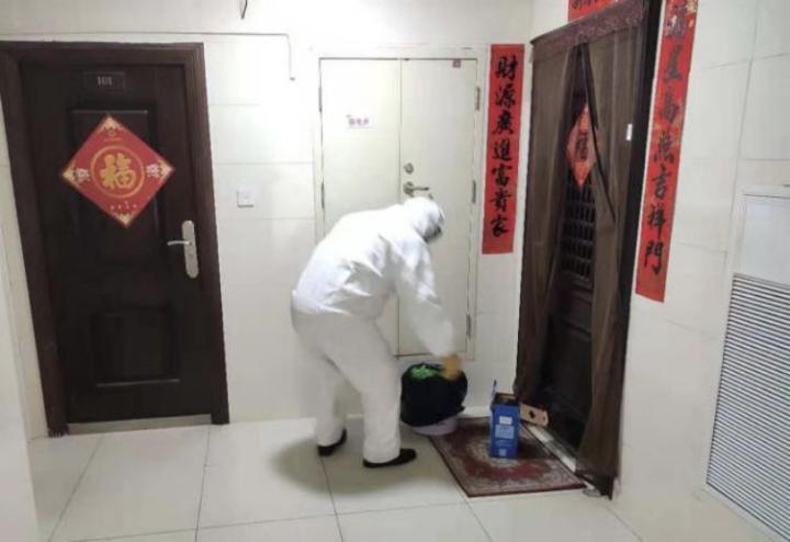 首开物业旗下亿方物业四季怡园项目对重点监测户进行定点上门回收和消毒处理