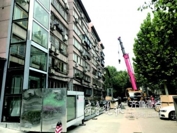 济南历下区一<a style='color:#6699FF;font-size: 16px;' href='http://www.jnhouse.com/community/'>小区</a>正在进行老楼加装电梯项目。该项目是业主自筹资金。