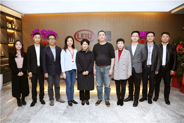 图为 考察团与乐居控股合影留念