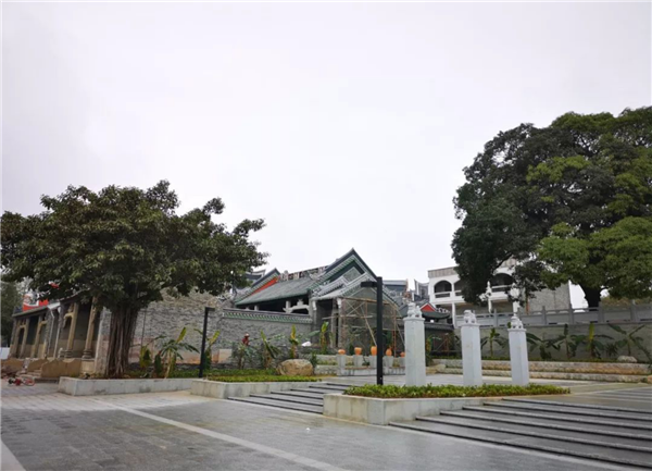  石湾大雾岗森林公园入口左侧，莲峰书院和丰宁寺毗邻而立