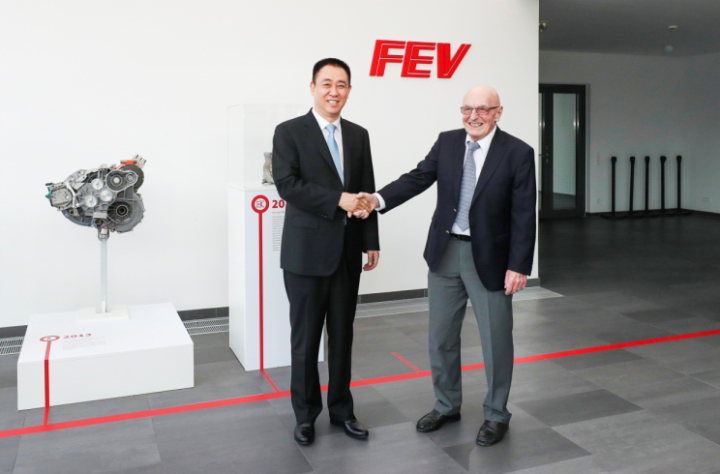 FEV创始人Franz Pischinger迎接许家印一行