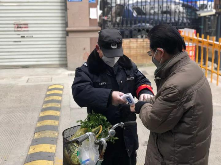 ▲ 老李为业主量体温