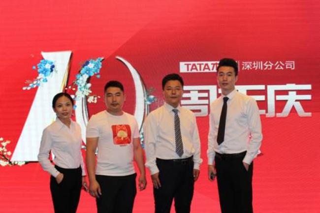 图 设计部经理罗依云  服务经理席同林 销售部经理程海 深圳总经理许伟杰