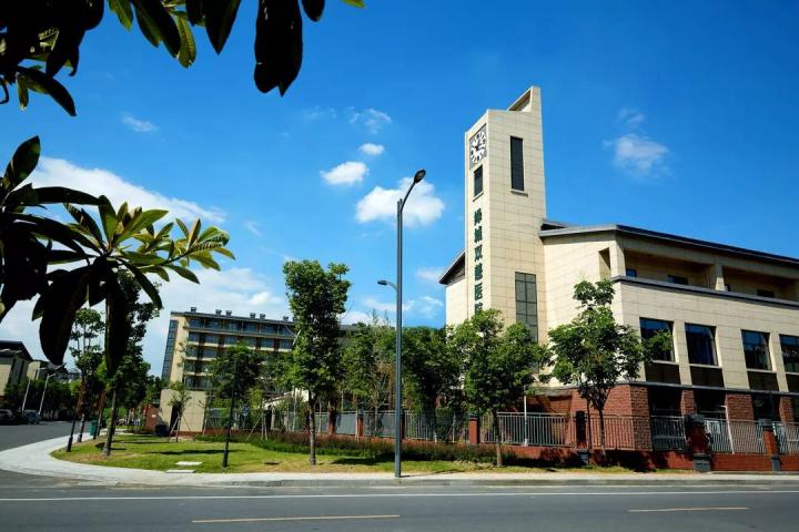 杭州余杭绿城双慈医院，是一家 “中医、康复为特色”的综合性医院，是浙江省内首创的专门照护失智长者的“绿城记忆花园”，国内首家唐氏综合征双养老基地。