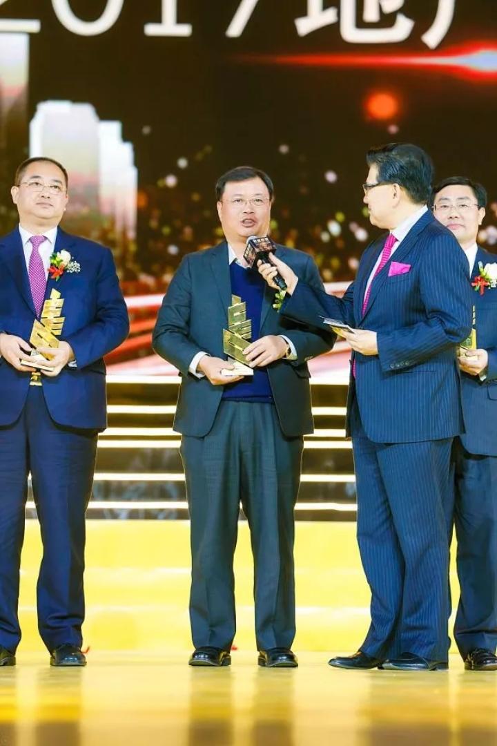 碧桂园集团总裁莫斌（左二）登台领奖并发表获奖感言