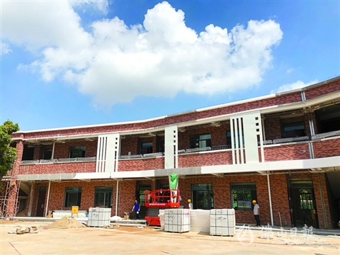 张槎中心小学大沙校区一期两座建筑楼已基本完成基础建设，图为两层高的综合楼。/佛山日报记者黄群飞摄