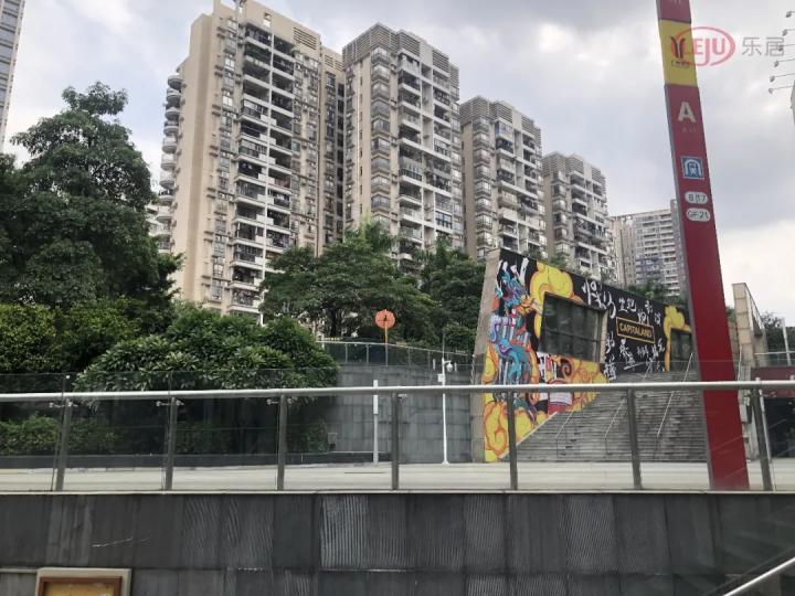 沙园地铁A出口一出来，就能看到光大花园肉菜市场