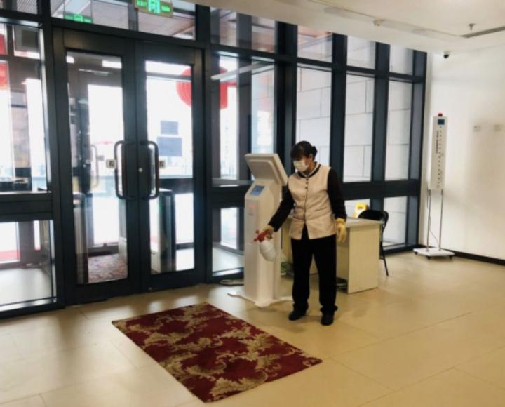 首开实业一分公司在办公楼门口铺设消毒地毯