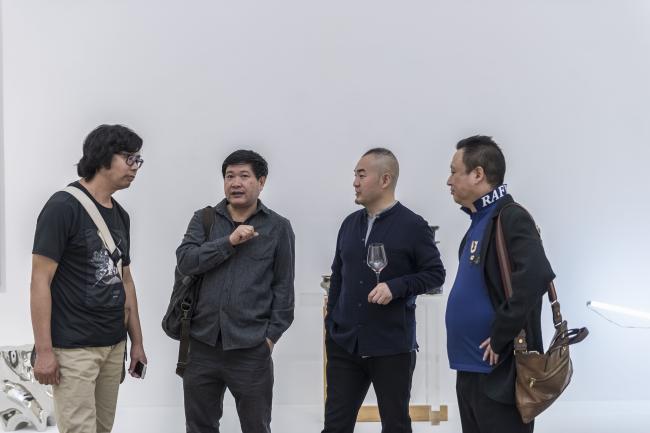 左起：艺术家于艾君、刘芯涛、孙永增馆长、张旭东