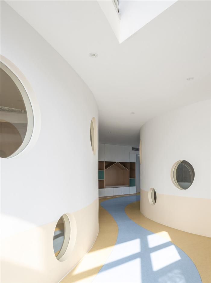 左：教室一 & 右：教室二 & 中：绘本柜
Left: Classroom 1 & Right: Classroom 2 & Center: Picture Bookcase