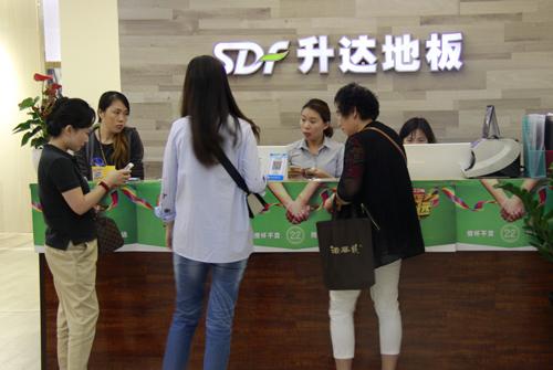 就算是工作日，升达地板人气不减
