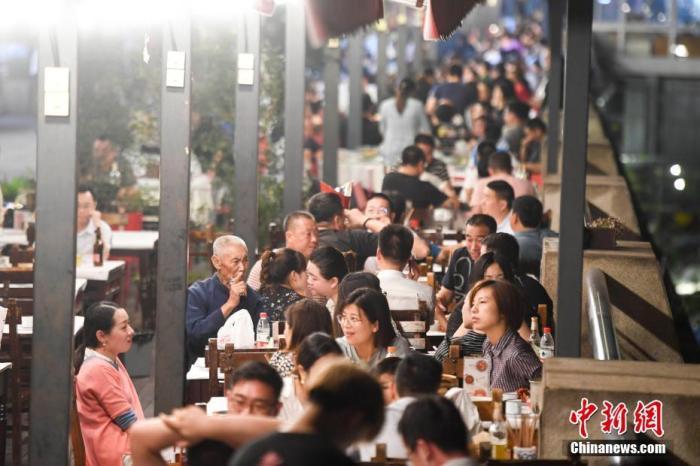 资料图:长沙“夜经济”逐渐复苏。市民在夏季的夜晚出行品尝美食。 杨华峰 摄 资料图:长沙“夜经济”逐渐复苏。市民在夏季的夜晚出行品尝美食。 杨华峰 摄