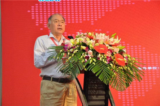 ▲ 中国林产工业协会石峰秘书长致辞，石秘书长表示展会成功举办四届，对门窗行业发展做出重要贡献，以后协会将与业界同仁携手合作，共同发展，开创中国门窗行业更加美好的未来！