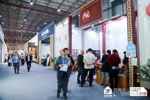 观众逛展