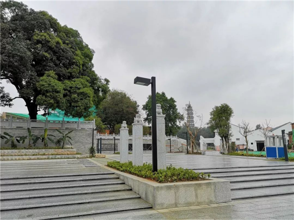 石湾大雾岗森林公园入口，拾级而上即到宝峰塔