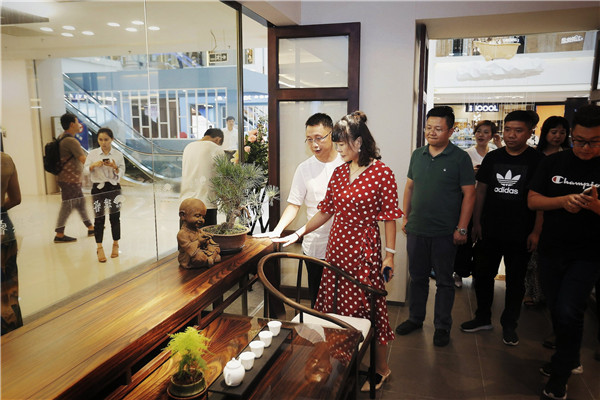 康耐登总裁刘永康先生为红星美凯龙重庆区域总经理一行，讲解璞睿设计思想。