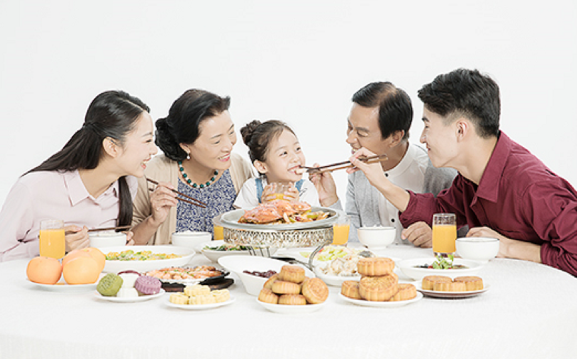 6969传统温馨派主张家人团聚图的就是其乐融融,赏月吃月饼,享受用