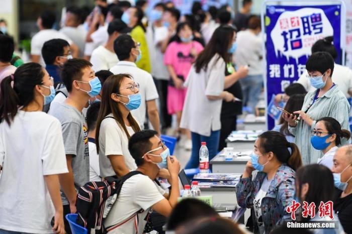 7月4日,山西太原,求职者在会场寻觅工作岗位。 中新社记者 武俊杰 摄 7月4日,山西太原,求职者在会场寻觅工作岗位。 中新社记者 武俊杰 摄